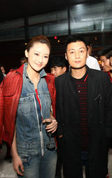 组图：龙女郎林鹏红衣英气十足 与谋女郎周冬雨畅谈