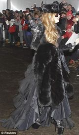 组图：Lady Gaga透视蕾丝装爆乳 嘟香肠嘴扮性感尤物