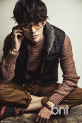 组图：韩歌手郑俊英时尚写真 展休闲绅士风