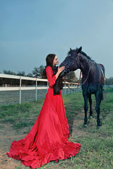 《杀狼花》卫小雨红裙写真