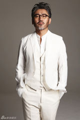 组图：吴秀波化身白马萌叔 英伦绅士万人迷