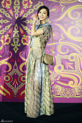 组图：张静初印花长裙亮相 飘逸彰显意式风情