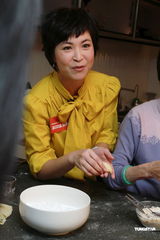 组图：关菊英无师自通会做菜 李香琴大赞味道好