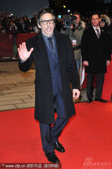 幻灯：本-斯蒂勒《格林伯格》首映 红裙女主角亮丽