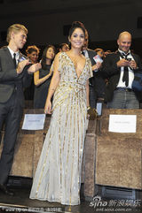 组图：玉女凡妮莎深V及腰 和小男友如胶似漆