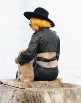 组图：Gaga带宠物狗逛公园 同吃一袋爆米花