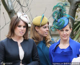 组图：英伊丽莎白女王路遇调皮小鬼讨要手中花