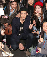 组图：EXO-M队长Kris帅酷现身加拿大遭围堵