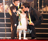 组图：Rain全度妍等出席颁奖礼 少女时代热舞表演