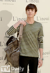 组图：张根硕少女时代等背靓包光鲜出席活动