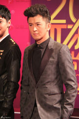 组图：郭家铭亚洲时尚盛典帅气领奖