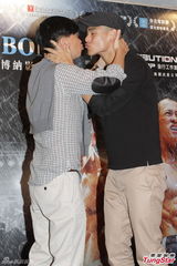 组图：张家辉与彭于晏搞笑接吻 禁妻子拍吻戏