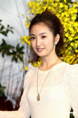 组图：林依晨化身娇俏花仙子 白衣出镜温婉可人