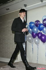 组图：温升豪35岁生日圆歌手梦 唱新歌回馈歌迷