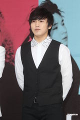 组图：SJ-M台北签唱会 兄弟情深互喂台湾小吃