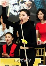 组图：韩国小姐穿皮草露蛮腰齐聚台球大赛