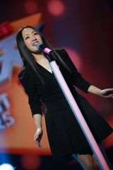 组图：杨钰莹录制节目扭腰卖萌 面容似少女