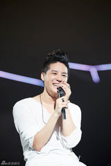 组图：JYJ金俊秀放歌名古屋 2.4万粉丝热情捧场