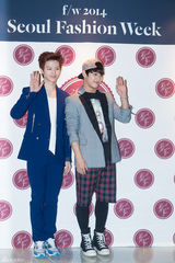 独家：俊男美女亮相首尔时装周 鲁敏宇炫长腿