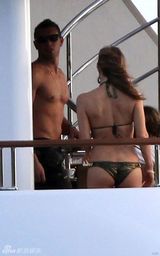 高清组图：菲姬游艇大秀比基尼 性感身材呼之欲出