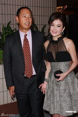 组图：温碧霞与丈夫携手亮相 为《英雄喋血》做宣传