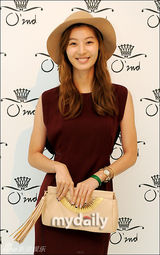 组图：泫雅金素恩等出席女性服装品牌发布会