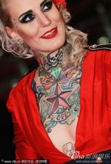 组图：莱克西-海尔头戴红花性感亮相秀纹身