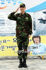 组图：韩星金载沅结束兵役 国内外粉丝现场迎接