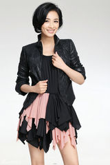 组图：张庭气质写真 黑色套裙展温婉知性美