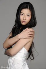 组图：杨紫彤拍纯美写真 大露香肩秀性感