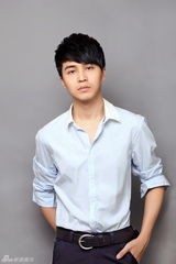 组图：孟瑞拍轻熟男写真 气质优雅笑容阳光