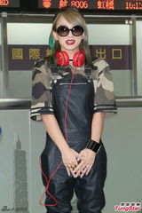 组图：幸田来未吊带皮裤亮相 脖挂耳机墨镜遮