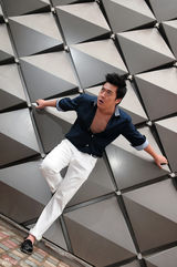 组图：张桐潮范街拍曝光 新歌唱心路历程