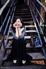 组图：张馨心户外写真 清新可人自然本色