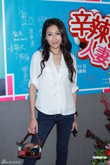 组图：王浩信生日上演舞台剧 女友送旅行箱计划出游