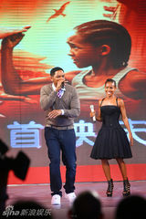 幻灯图集：《功夫梦》北京首映 成龙小史密斯秀醉拳