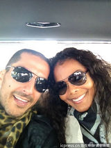 组图：杰克逊胞妹珍妮特与亿万富翁订婚 明春完婚