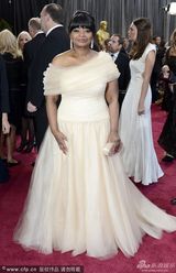 组图：奥克塔维亚-斯宾瑟白纱裙小露香肩