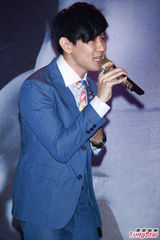 组图：林俊杰发布新专辑 秀棒球阳光帅气