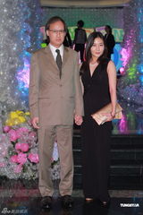 高清图：李嘉欣为儿子JAYDEN开百日宴