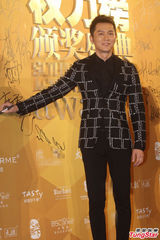 组图：Angelababy美艳秀香肩 张亮吴奇隆拼人气