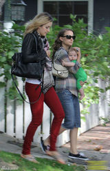 高清图：辣妈娜塔莉-波特曼出行 儿子首度曝光