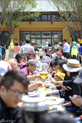 组图：胡军李亚鹏现身COART现场卖萌合照