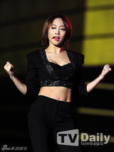 组图：东方神起亮相韩流演唱会 显人气红星气魄