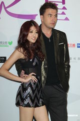 组图：温升豪放话等隋棠擦背 不介意与阿Ken舌吻