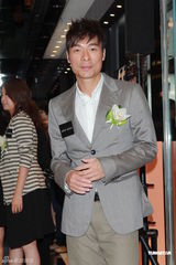 高清组图：许志安和名模出席商店开幕礼