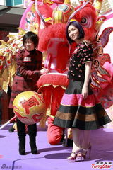 组图：杨千嬅亮相贺岁活动 桃花服饰优雅喜庆