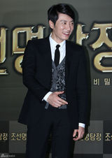 组图：韩智敏性感亮相宣传新片《朝鲜名侦探》