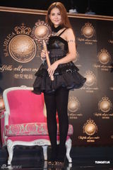 组图：J女郎昆凌抱病出席代言 现场捏鼻否认整形