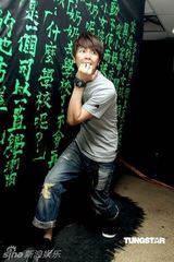 组图：小鬼黄鸿升特殊方式为新书《赤鬼流》搏宣传 